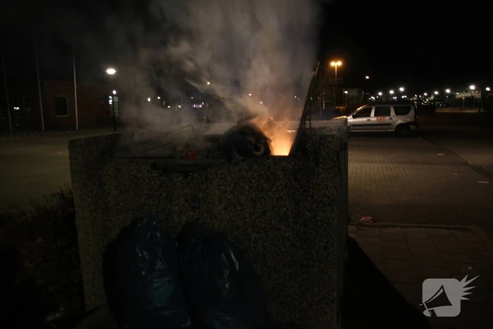 Twee afvalcontainers in brand gestoken