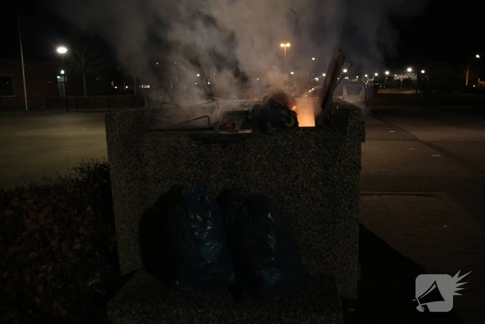 Twee afvalcontainers in brand gestoken