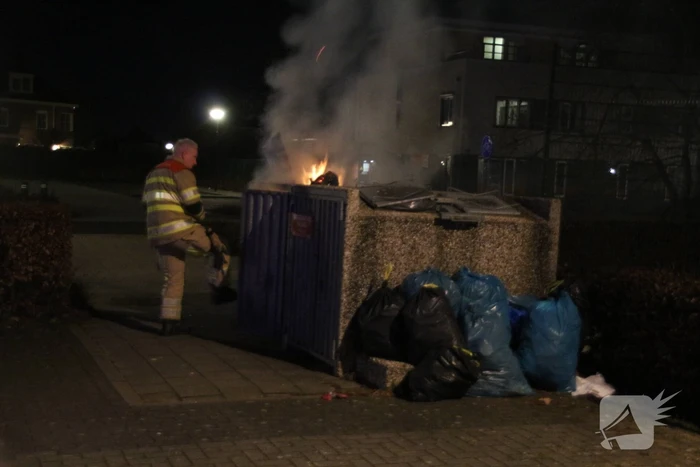 Twee afvalcontainers in brand gestoken