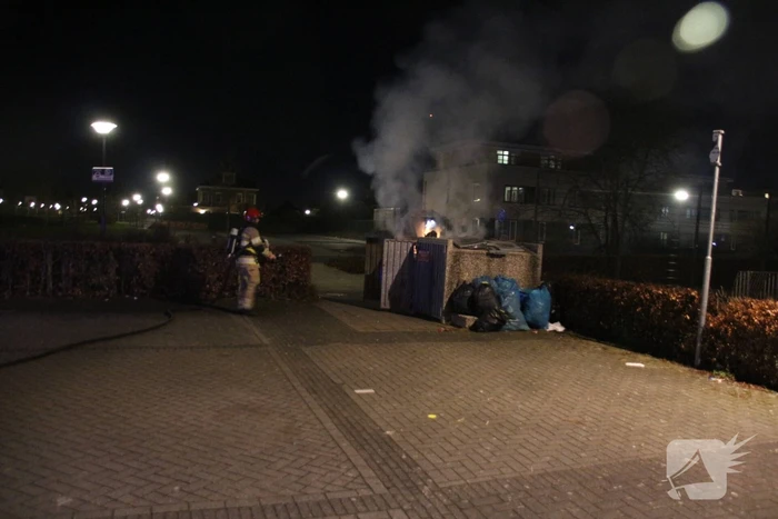 Twee afvalcontainers in brand gestoken