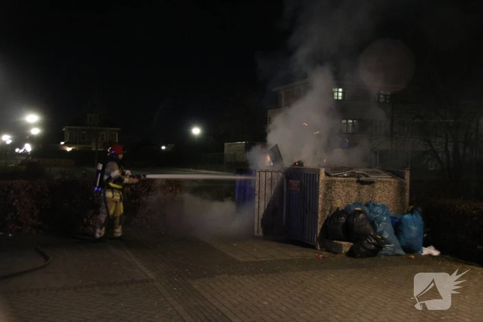 Twee afvalcontainers in brand gestoken