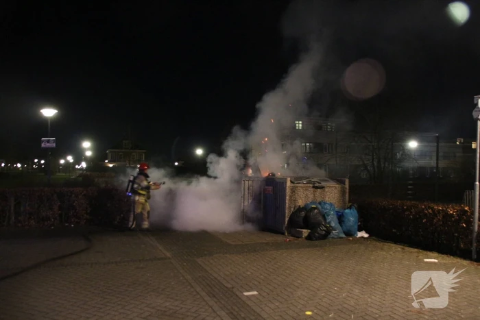 Twee afvalcontainers in brand gestoken
