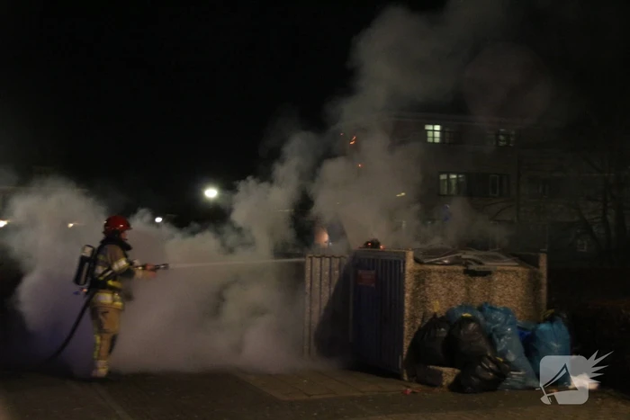 Twee afvalcontainers in brand gestoken