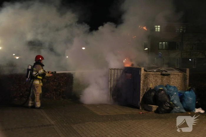 Twee afvalcontainers in brand gestoken