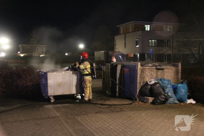 Twee afvalcontainers in brand gestoken