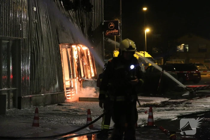Grote uitslaande brand in fietsenzaak