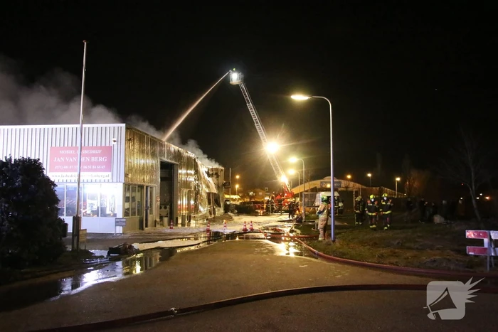 Grote uitslaande brand in fietsenzaak