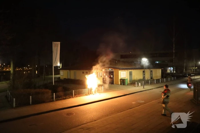 Boekenkast bij De Herberg Nieuwland in brand gestoken