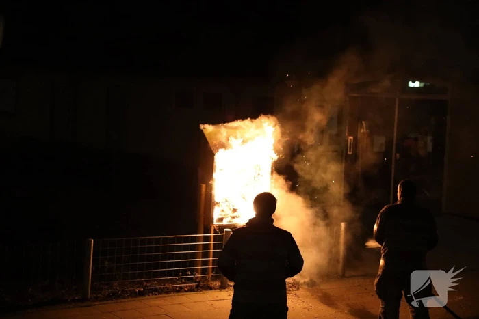 Boekenkast bij De Herberg Nieuwland in brand gestoken