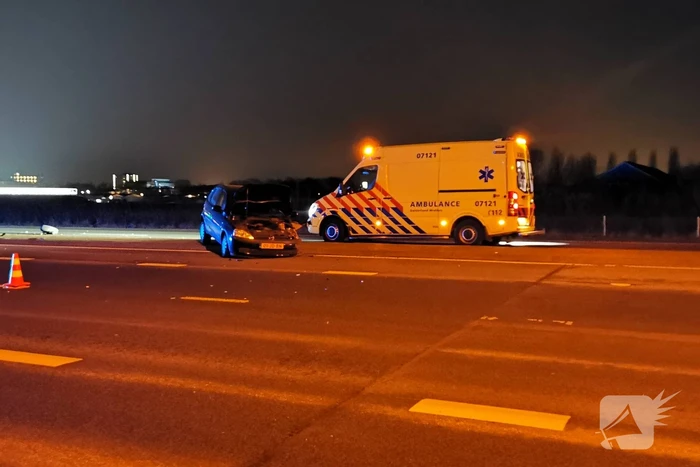 Auto rijdt tegen lantaarnpaal