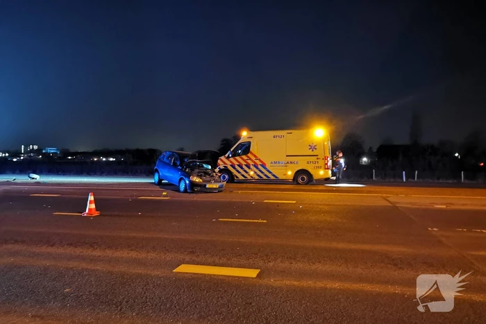 Auto rijdt tegen lantaarnpaal