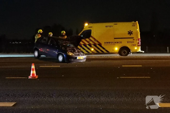 Auto rijdt tegen lantaarnpaal