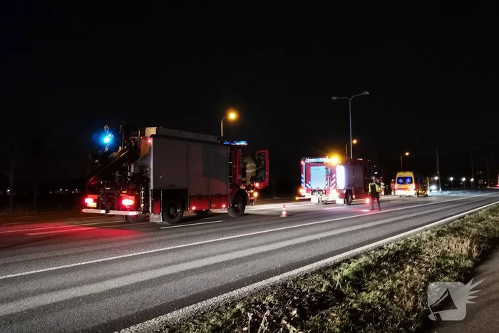 Auto rijdt tegen lantaarnpaal