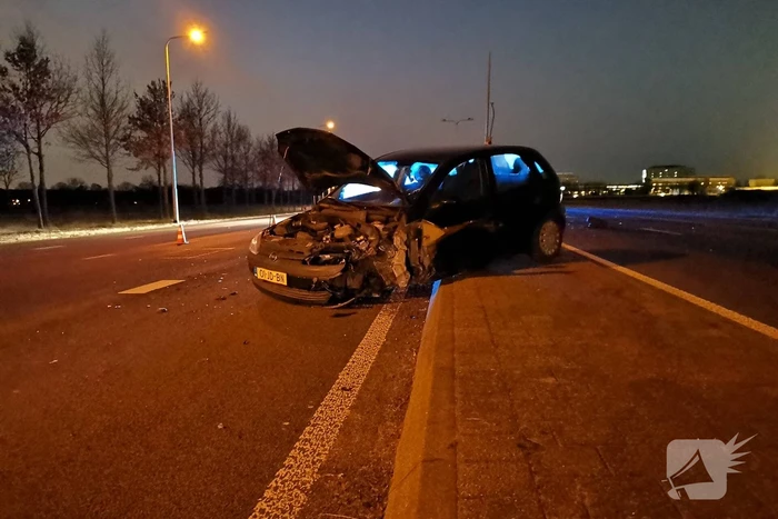 Auto rijdt tegen lantaarnpaal