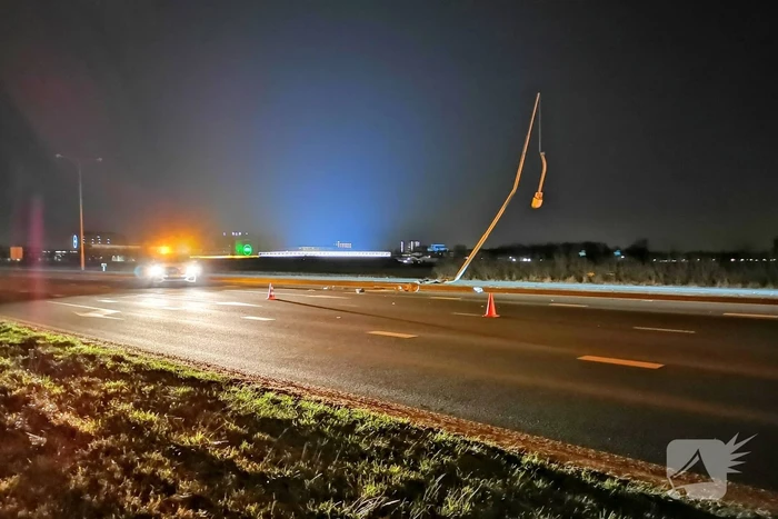 Auto rijdt tegen lantaarnpaal