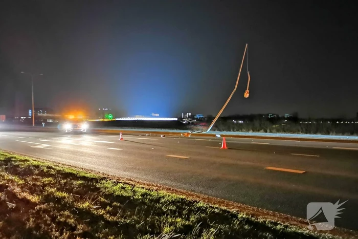 Auto rijdt tegen lantaarnpaal