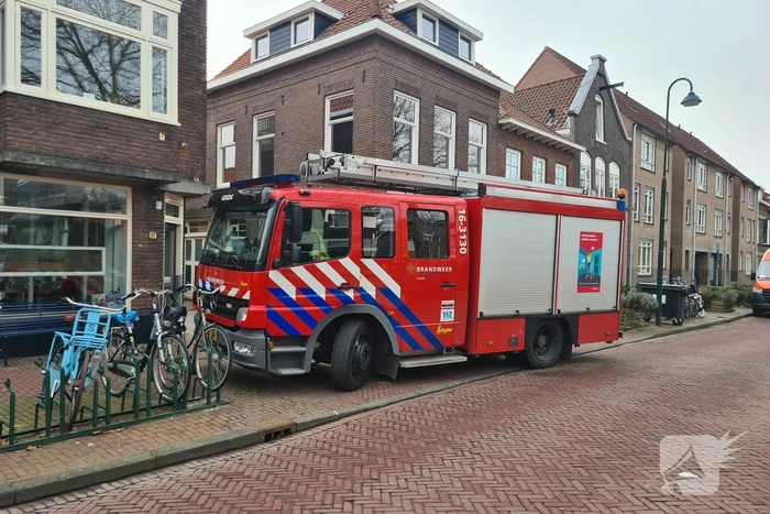 Brandweer in actie voor vreemde lucht in woning