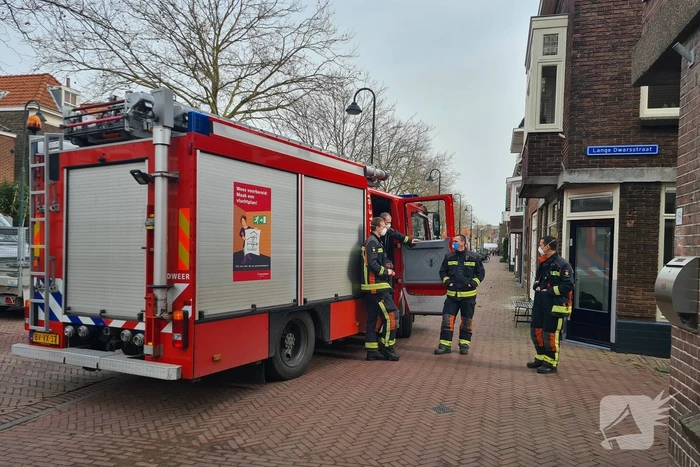 Brandweer in actie voor vreemde lucht in woning