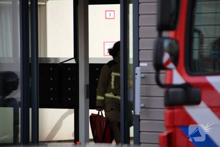 Brandweer doet onderzoek naar brand in flatgebouw