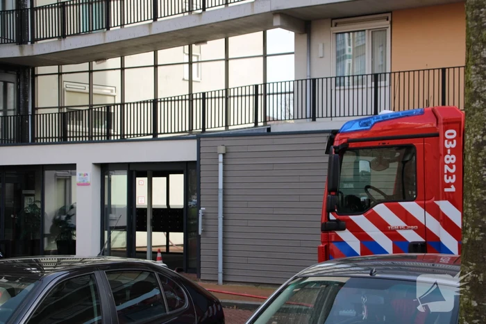 Brandweer doet onderzoek naar brand in flatgebouw