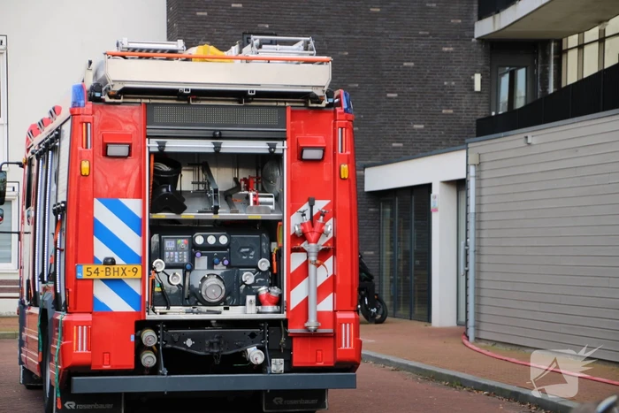 Brandweer doet onderzoek naar brand in flatgebouw