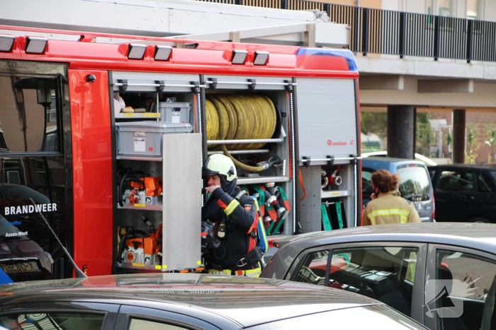 Brandweer doet onderzoek naar brand in flatgebouw