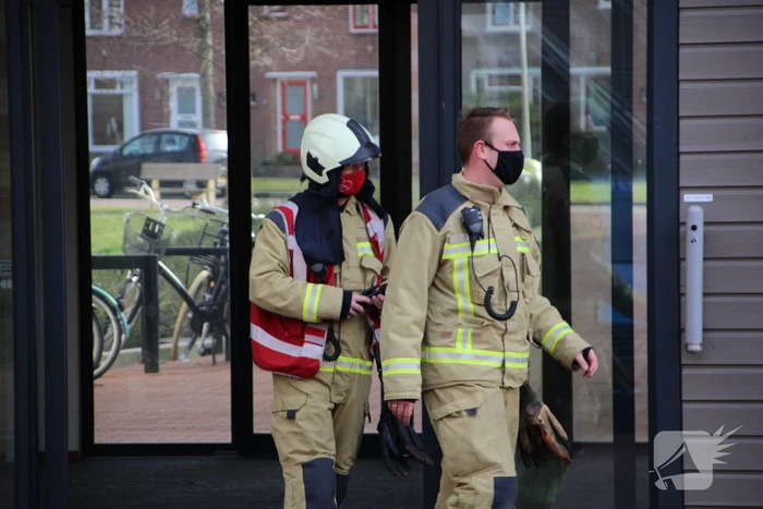 Brandweer doet onderzoek naar brand in flatgebouw