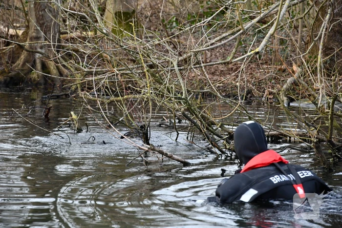 Meerkoet door brandweer gered
