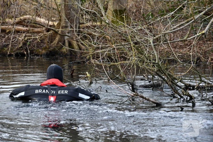 Meerkoet door brandweer gered