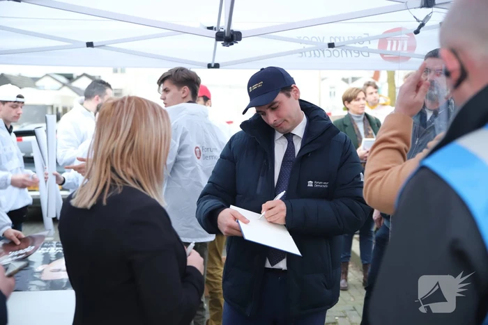Thierry Baudet voert campagne op parkeerplaats Klein Amerika