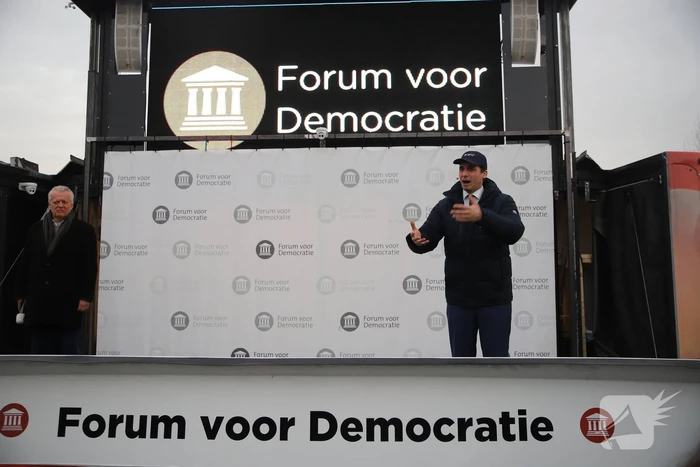 Thierry Baudet voert campagne op parkeerplaats Klein Amerika