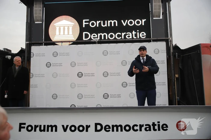 Thierry Baudet voert campagne op parkeerplaats Klein Amerika