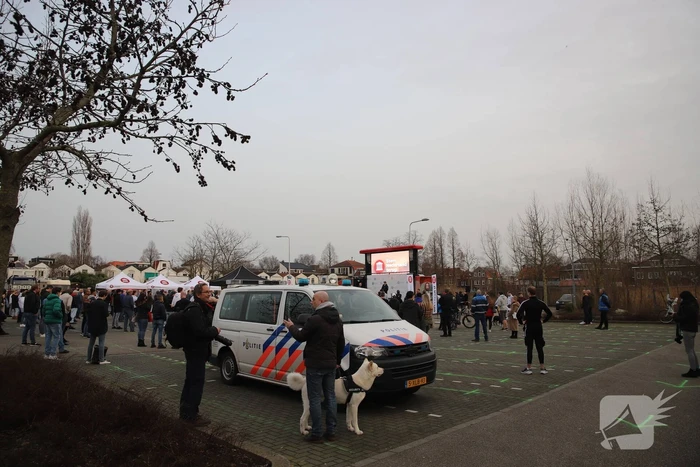 Thierry Baudet voert campagne op parkeerplaats Klein Amerika