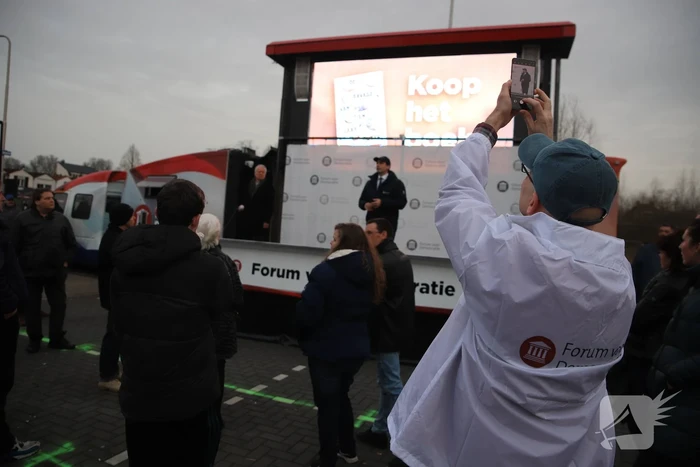 Thierry Baudet voert campagne op parkeerplaats Klein Amerika