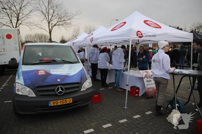 Thierry Baudet voert campagne op parkeerplaats Klein Amerika