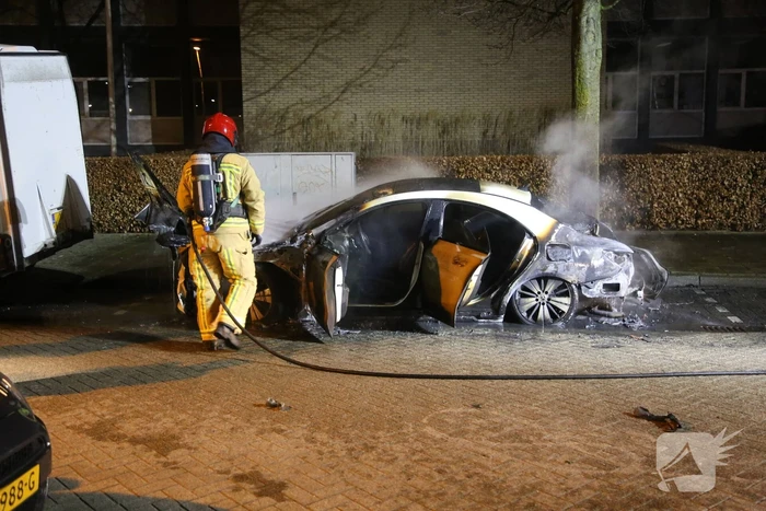 Geparkeerde Mercedes brandt volledig uit
