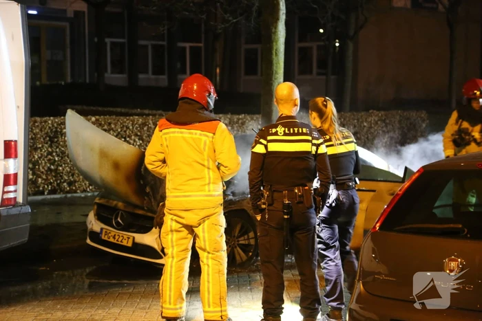 Geparkeerde Mercedes brandt volledig uit