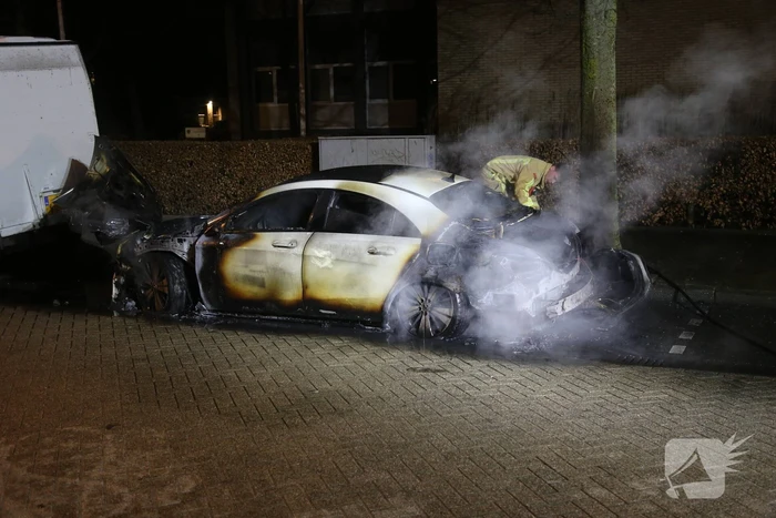 Geparkeerde Mercedes brandt volledig uit