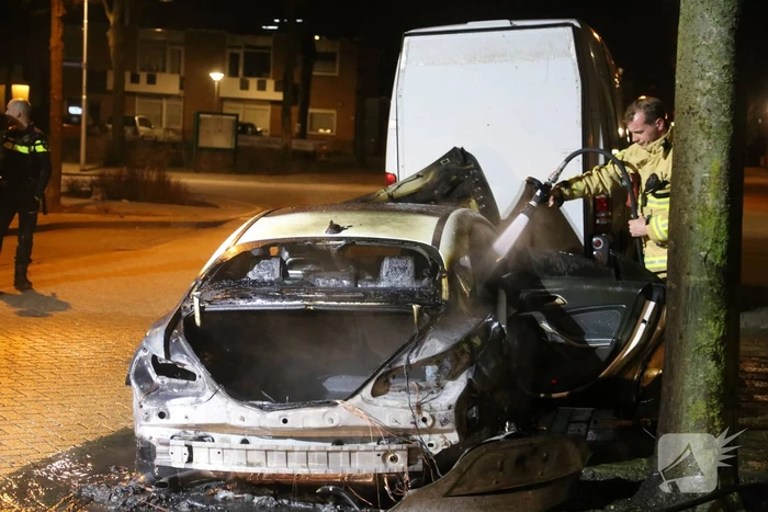 Geparkeerde Mercedes brandt volledig uit