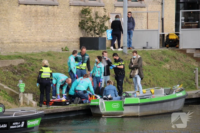 Vrouw gewond bij botsing tegen brug
