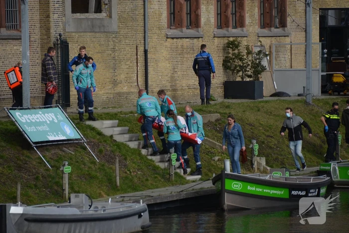 Vrouw gewond bij botsing tegen brug