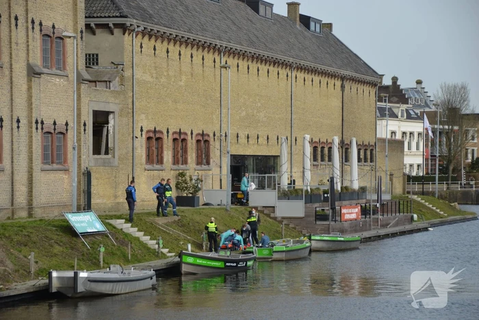Vrouw gewond bij botsing tegen brug