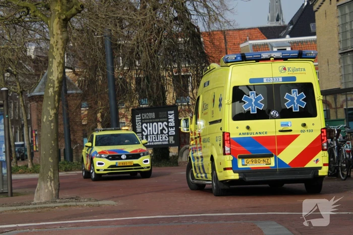 Vrouw gewond bij botsing tegen brug