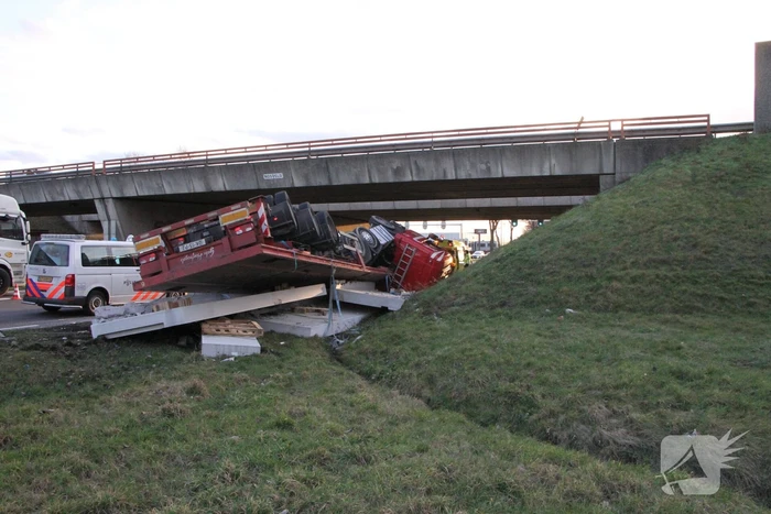 Vrachtwagen met betonplaten belandt op de kop