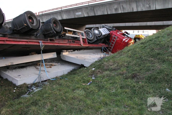 Vrachtwagen met betonplaten belandt op de kop