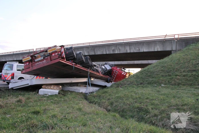 Vrachtwagen met betonplaten belandt op de kop