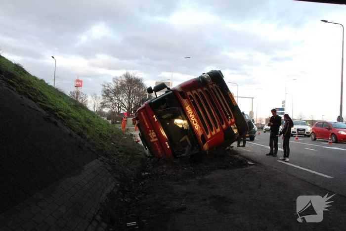 Vrachtwagen met betonplaten belandt op de kop