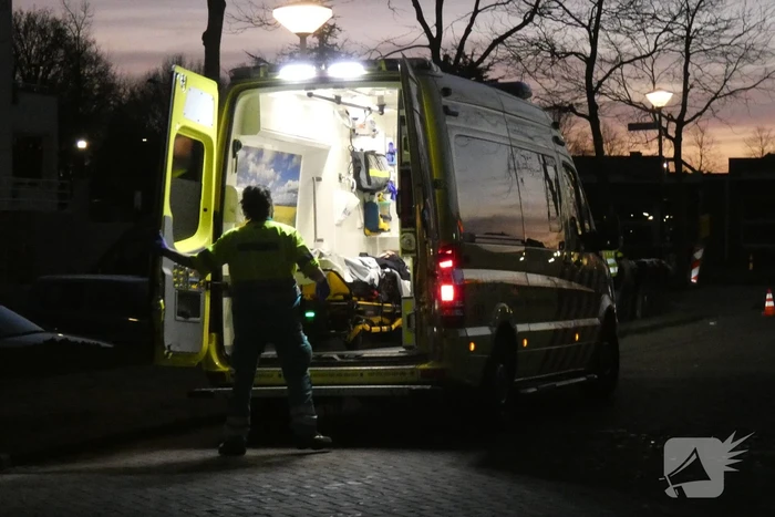 Fietser en bestelbus bosten op elkaar