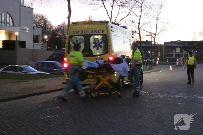 Fietser en bestelbus bosten op elkaar