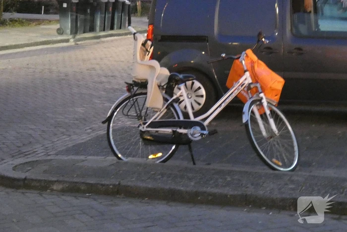Fietser en bestelbus bosten op elkaar